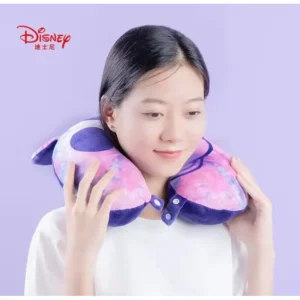 Modelo usando almohada cervical forma de U estampada en tonos morados y rosados
