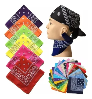Bandana Pañoleta Pañuelo Estampado Clásico Docena Surtida PRIMERA Set de bandanas pañoleta estampado clásico en colores surtidos y modelo usándola tipo bandana en la cabeza