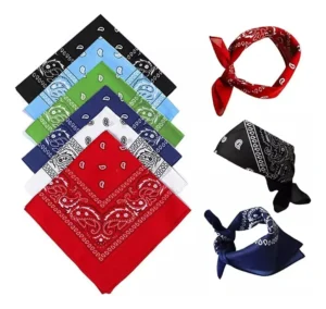 Set de bandanas pañoleta estampado clásico en varios colores dobladas y usadas como accesorio