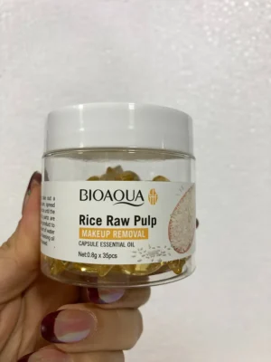 Desmaquillante Limpieza Pulpa Arroz Sin Procesar Cápsula1 Desmaquillante cápsulas pulpa de arroz BioAqua en mano