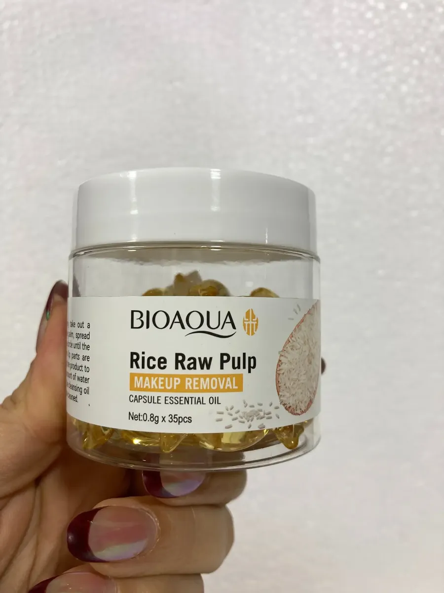 Desmaquillante cápsulas pulpa de arroz BioAqua en mano