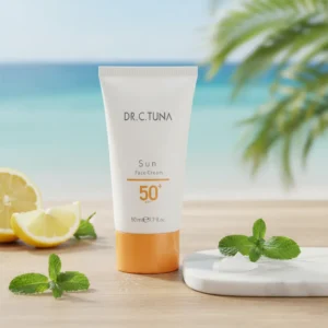 Protector solar facial SPF50 Dr. C. Tuna ambientado en playa