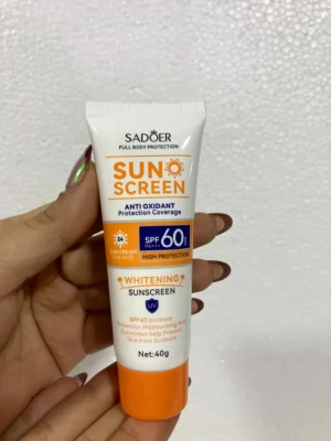 Imagen 1: Protector solar antioxidante SPF60 Sadoer en mano, presentación 40g