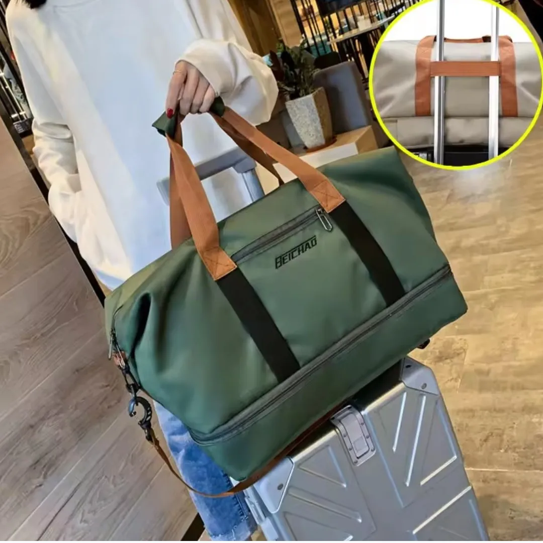 Mujer cargando bolso maletín viajero en color verde sobre una maleta de viaje