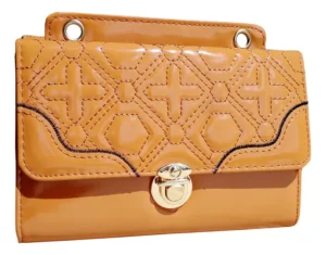 Cartera elegante para mujer color terracota con textura geométrica y broche dorado