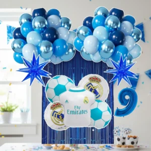 Combo de globos Real Madrid armado con arco azul, cortina metalizada, estrellas explosivas y globo número
