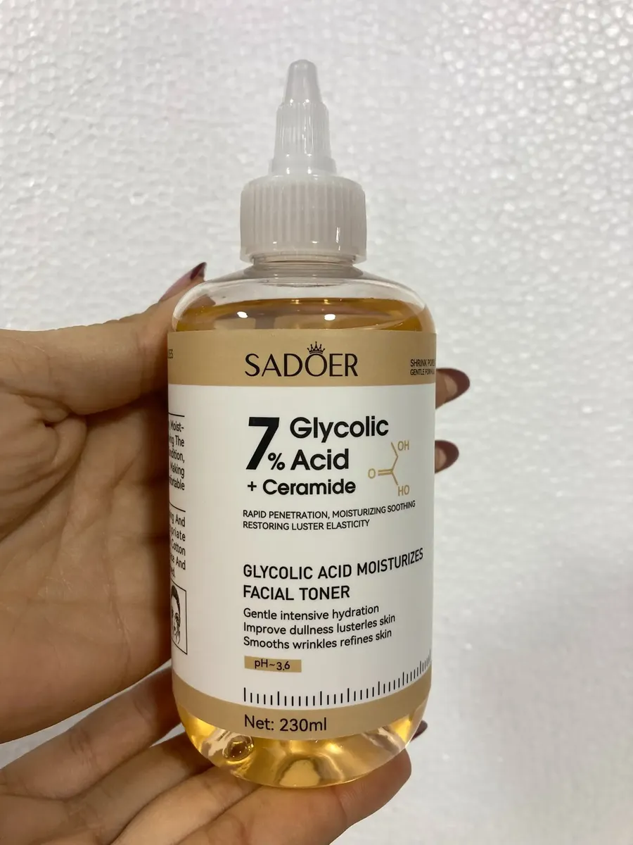 Tónico facial ácido glicólico 7% más ceramidas SADOER sostenido en la mano, envase de 230ml LOCION