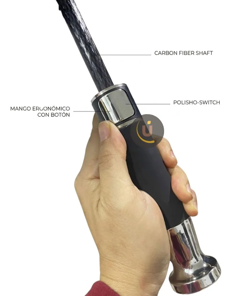 Mano sosteniendo el mango ergonómico del paraguas con botón pulsador y eje de fibra de carbono