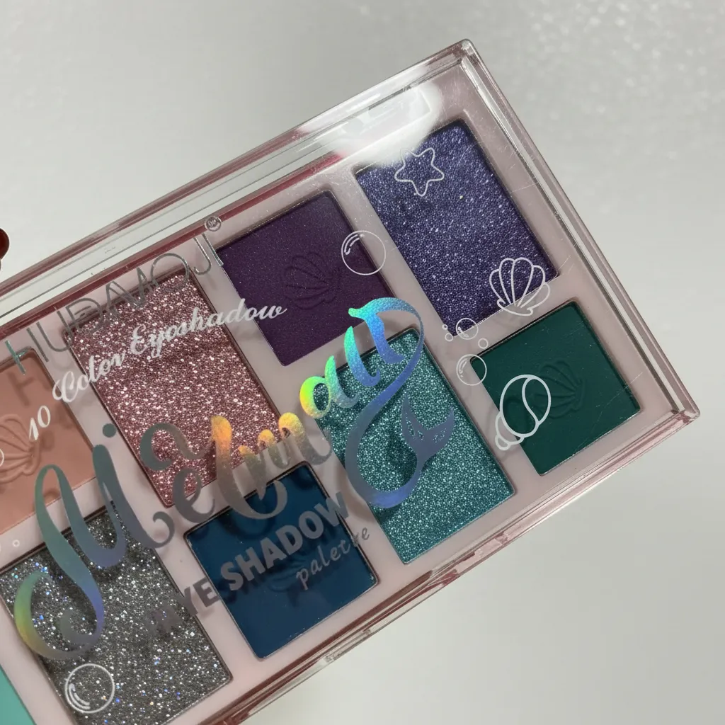 Detalle de la paleta de sombras Mermaid en tonos morado, azul, verde y plateado con brillo