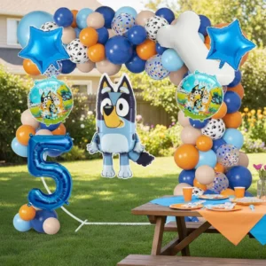 Arco de globos azul, naranja y beige con figura de Bluey y número 5 para fiesta al aire libre