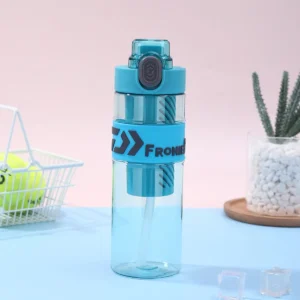 Termo Cooler Deportivo Con Infusor De Sabores Filtro 700ml Termo cooler deportivo azul completo con infusor de sabores sobre mesa junto a hielo y cactus