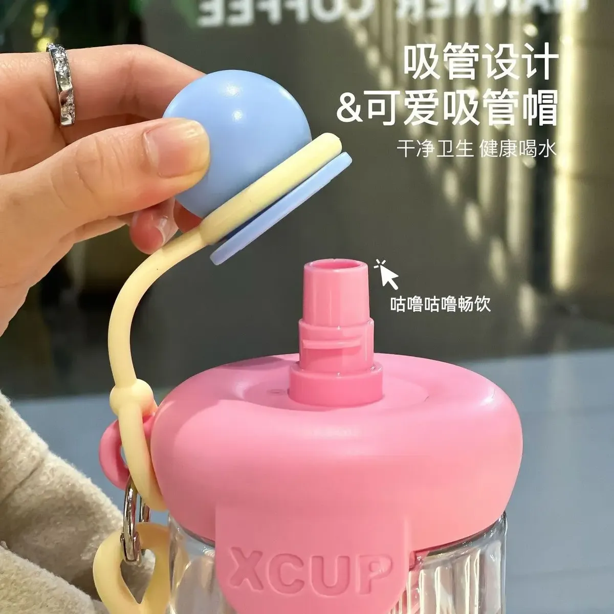 Detalle de la tapa antiderrame y pitillo con capuchón del termo cooler para niñas
