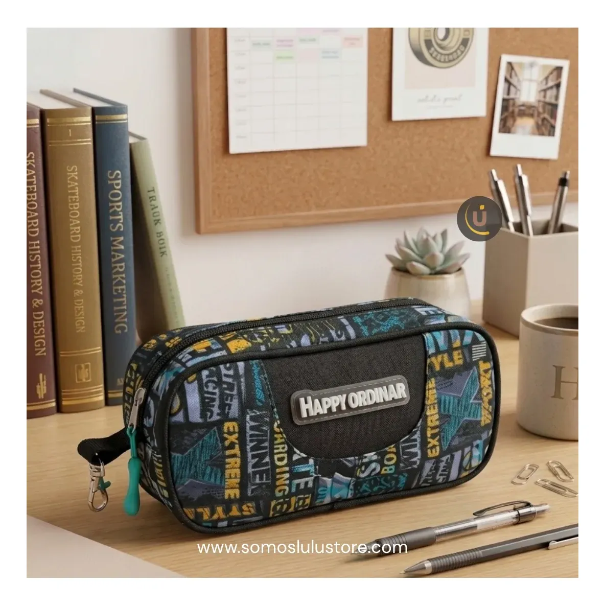 Cartuchera escolar negra estilo urbano con letras amarillas y turquesa sobre escritorio