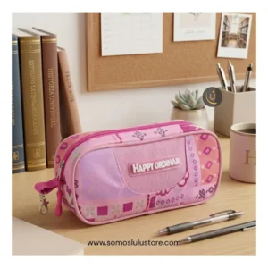 Cartuchera escolar rosada con estampado bandana y cierre fucsia sobre escritorio ordenado
