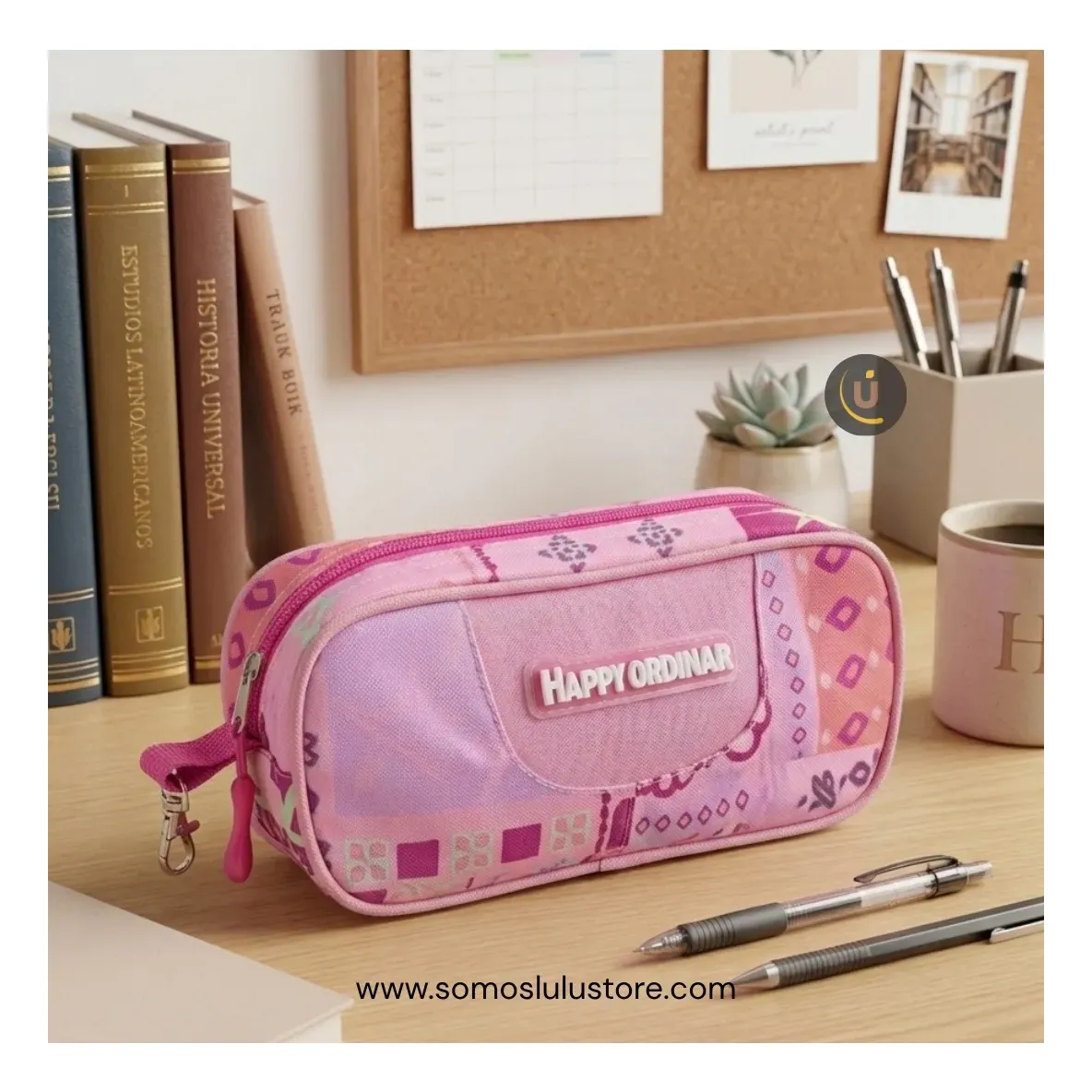 Cartuchera escolar rosada con estampado bandana y cierre fucsia sobre escritorio ordenado